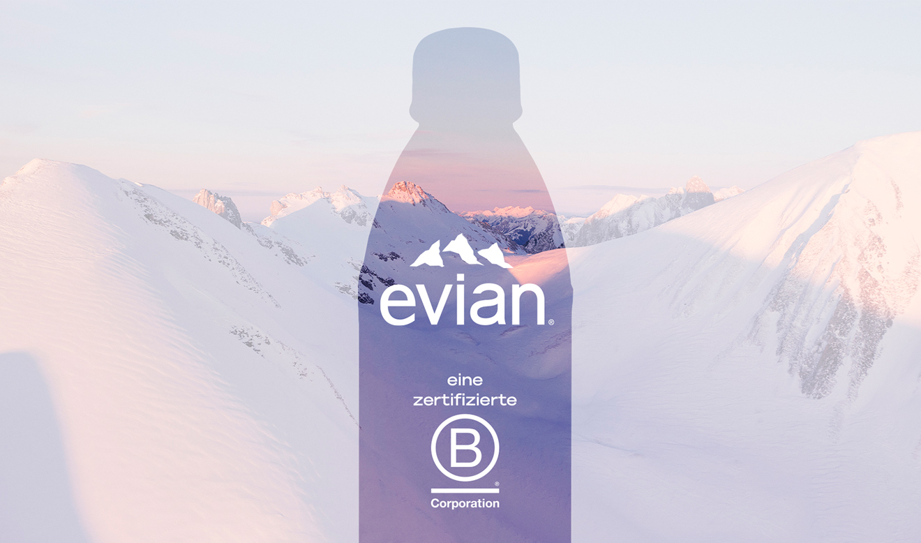 Bottiglia di evian su una montagna innevata