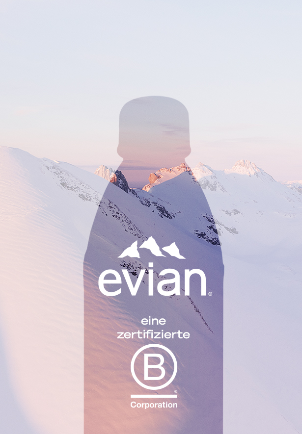 Bottiglia di evian su una montagna innevata