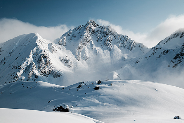 Schneebedeckter Berg: das natürliche evian Mineralwasser stammt aus Regen- und Schmelzwasser