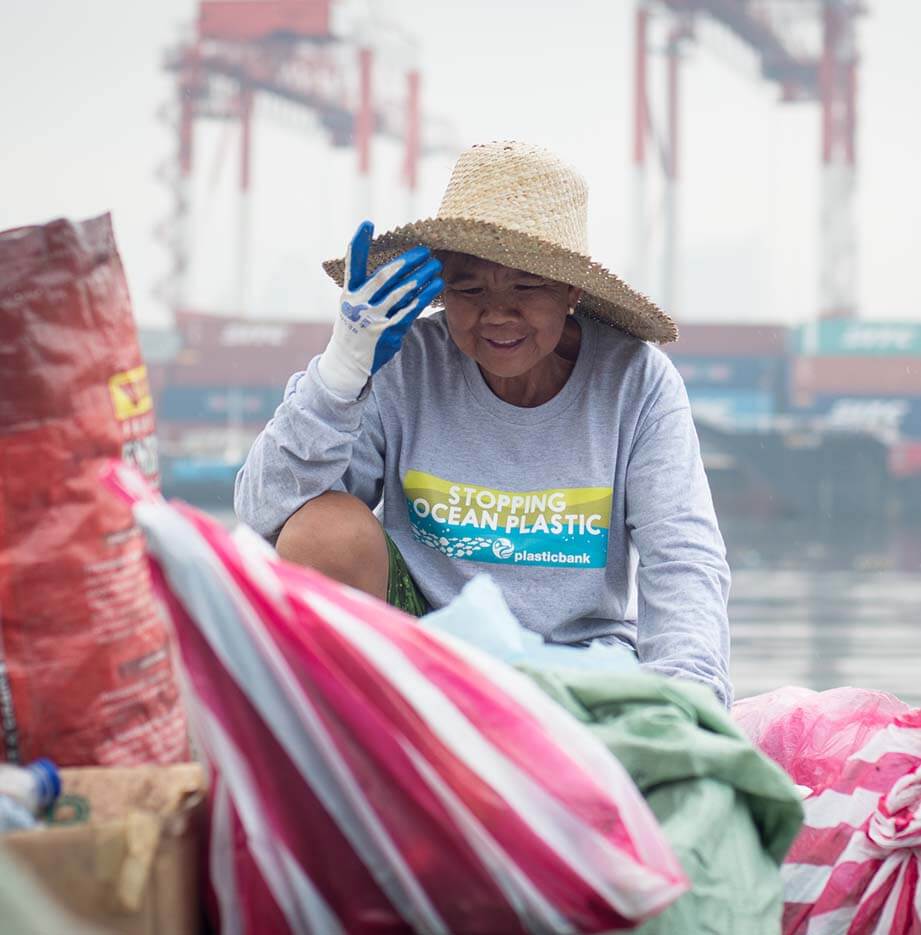 Frau mit Stop Ocean Plastic