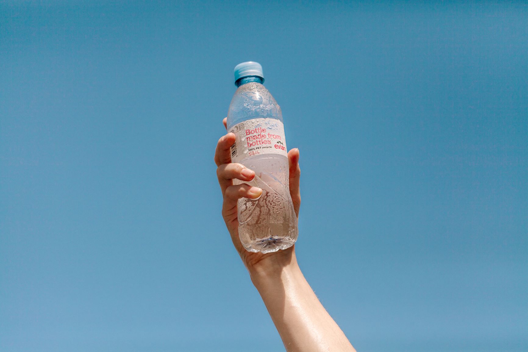 Unsere Produkte: das natürliche evian Mineralwasser kommt so zu dir, wie die Natur es schuf